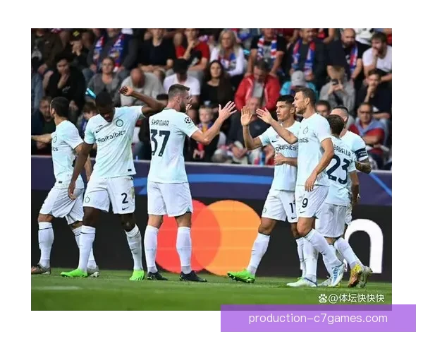 欧冠小组赛激战正酣 曼联、拜仁强势领跑 巴萨逆境中迎来关键胜利