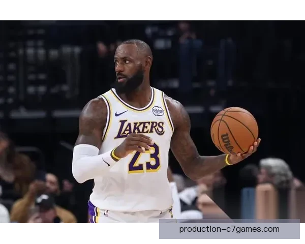 詹姆斯关键时刻发力湖人逆转勇士再现王者风采